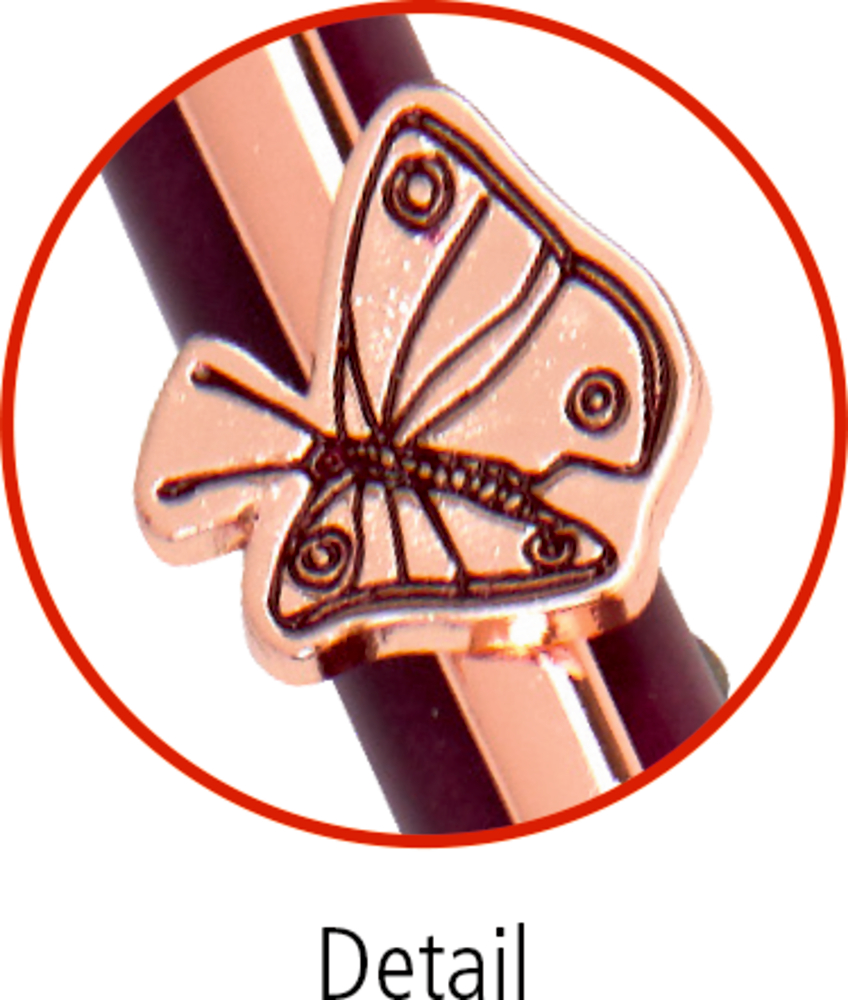 Nahaufnahme eines goldenen Schmetterlings auf einem Metallobjekt.