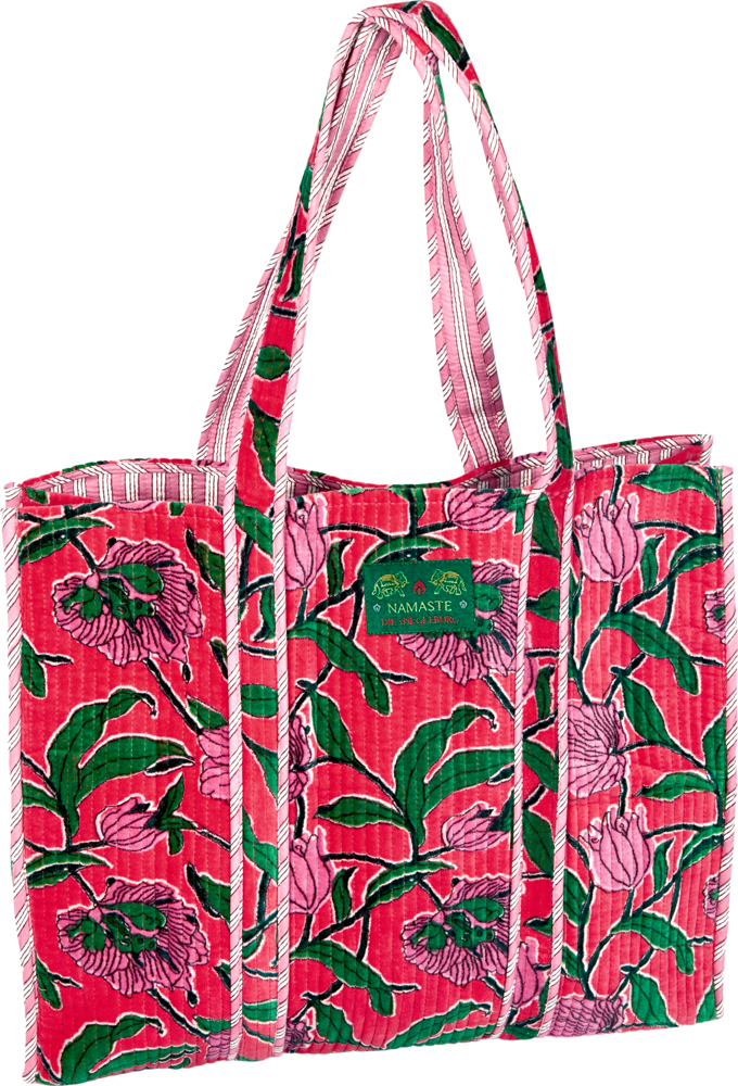 Samtshopper Blumen, pink - Lieblingsstücke Pink-grüne Tragetasche mit Blumenmuster, gestreiften Griffen und „Namaste“-Etikett auf der Vorderseite.