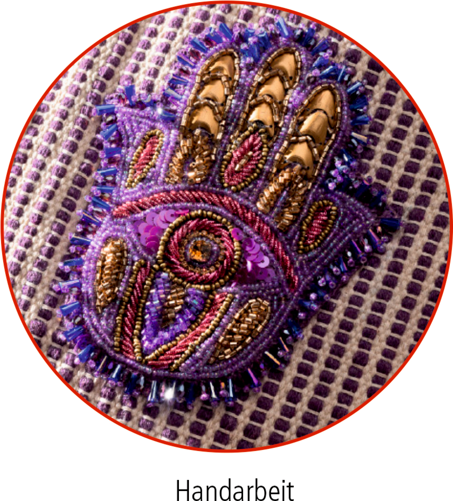 Lila Hamsa-Hand, mit Perlen besetzt und auf strukturiertem Stoff gestickt, mit der Aufschrift „Handarbeit“.