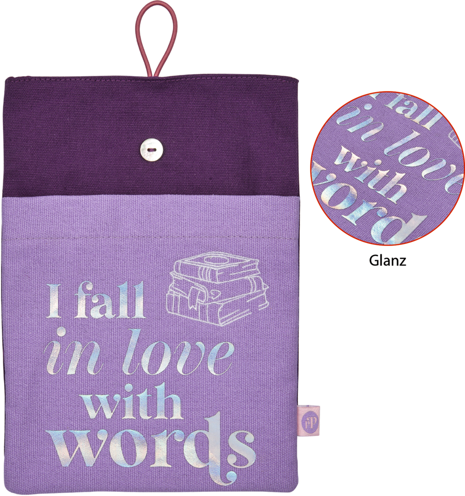 Dunkellilane Stofftasche mit helllila Fronttasche mit und Aufdruck „I fall in love with words“ neben Bücherzeichnung, verschließbar mit Knopfverschluss und rosa Schlaufe, daneben eine Nahaufnahme des glänzenden Aufdrucks.