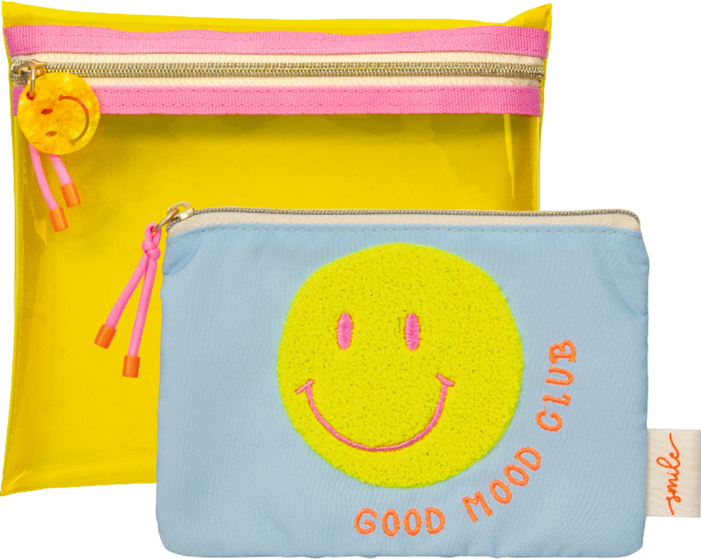 Zwei bunte Reißverschlusstaschen, eine gelb mit pinkem Reißverschluss, eine blau mit gelbem Smiley und Good Mood Club Text.