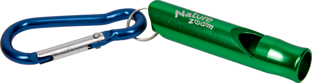 Signal-Pfeife - Nature Zoom Grüne Metallpfeife mit dem Text „Nature Zoom“, befestigt an einem blauen Karabinerhaken.