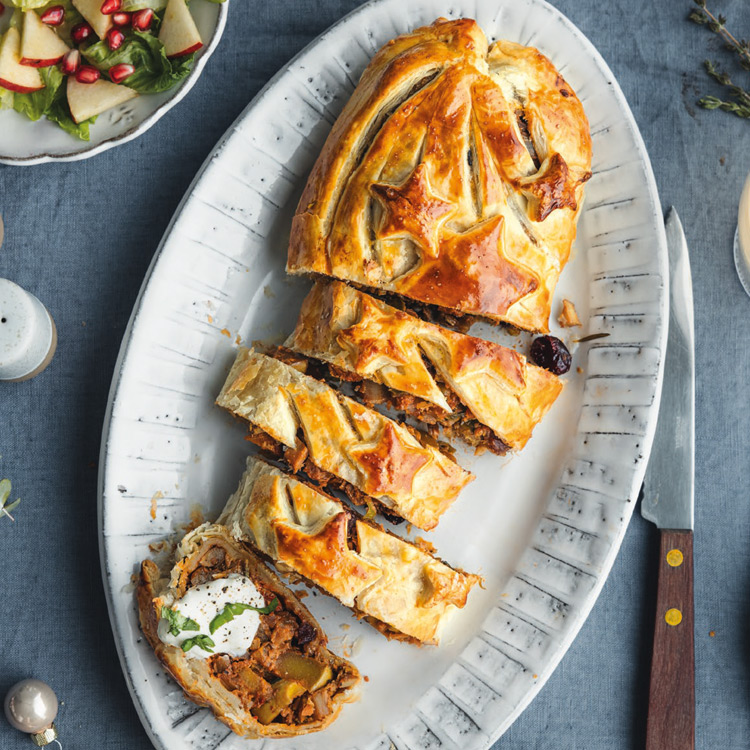 Strudel auf einem Servierteller von oben.