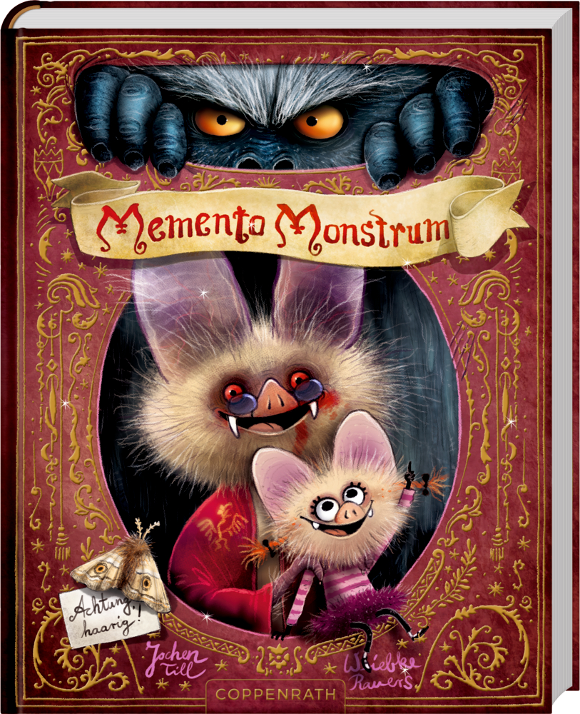 Memento Monstrum (Bd. 2) Buchcover: zwei fröhliche Fledermäuse, aus einer Luke daräber die Augen und Klauen eines großen Monsters herausschauend.