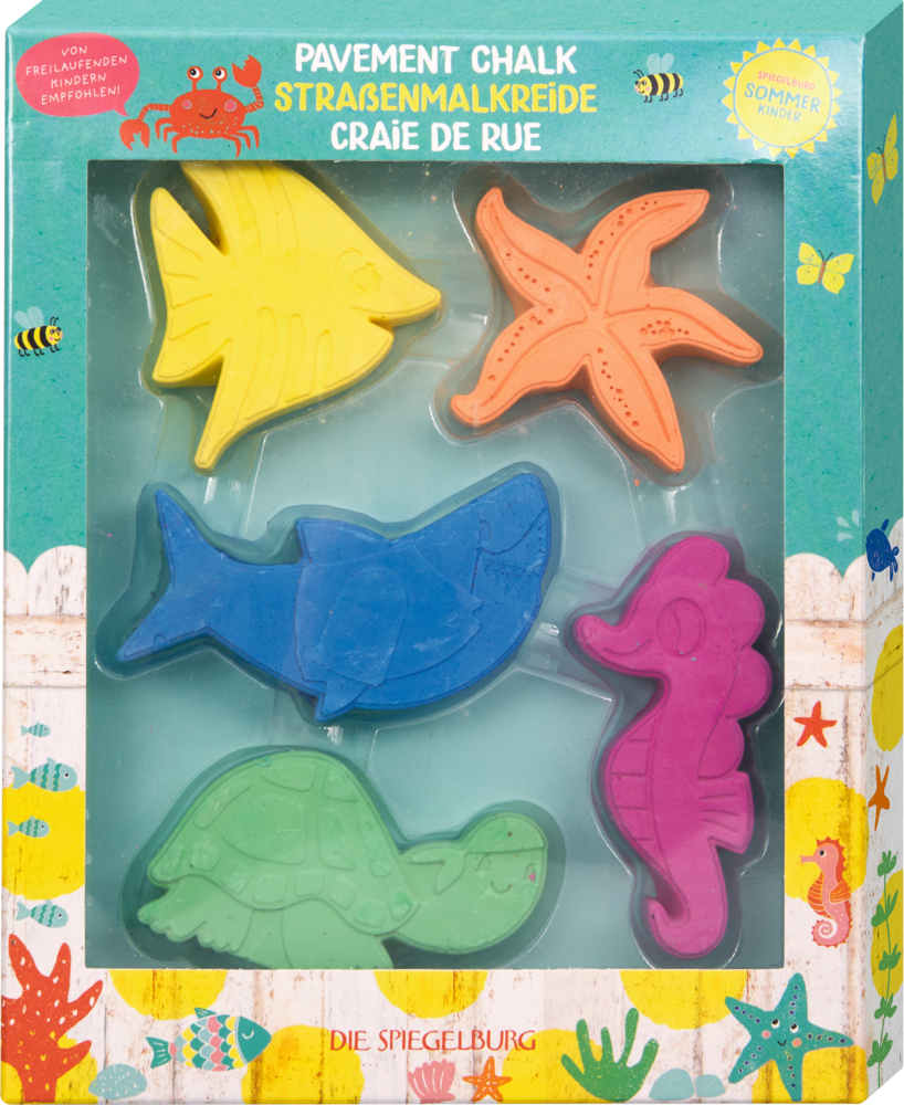 Box mit Gehwegkreide in Form von Fisch, Seestern, Wal, Seepferdchen und Schildkröte auf blauem Hintergrund.