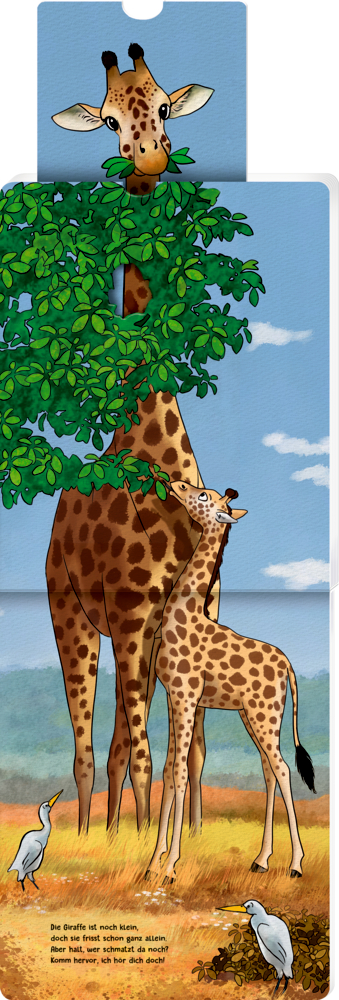 Eine große Giraffe und ein Giraffenbaby stehen neben einem Baum. Zwei weiße Vögel sind auf dem Gras.