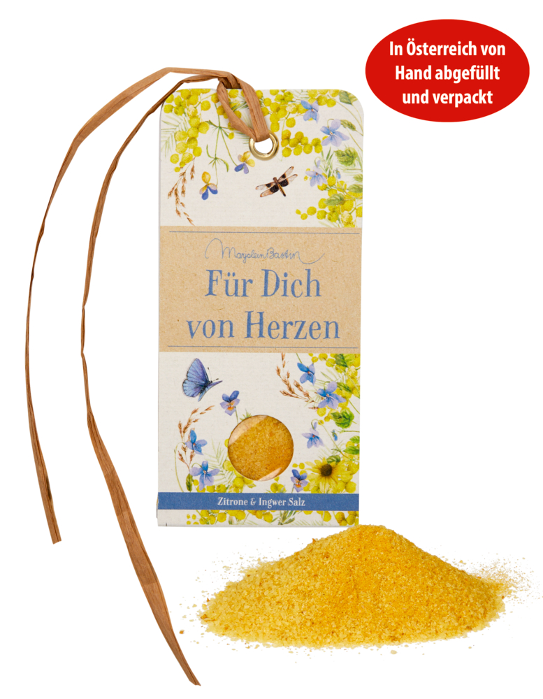 Für dich von Herzen, Geschenkanhänger mit Gewürz Natur pur - Bastin „Für Dich von Herzen“-Päckchen mit gelbem Salz davor; Der Anhänger ist mit Blumen und einem Band versehen.