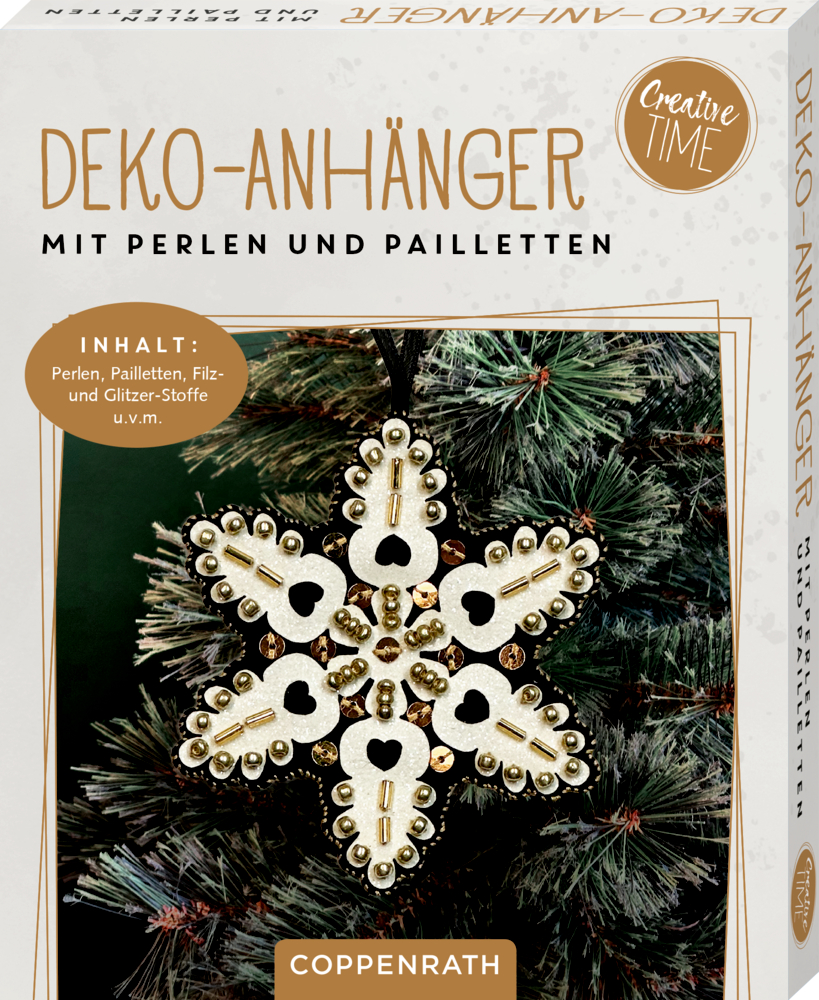 An einem Weihnachtsbaumzweig hängt ein sternförmiges Ornament aus Perlen und Pailletten.